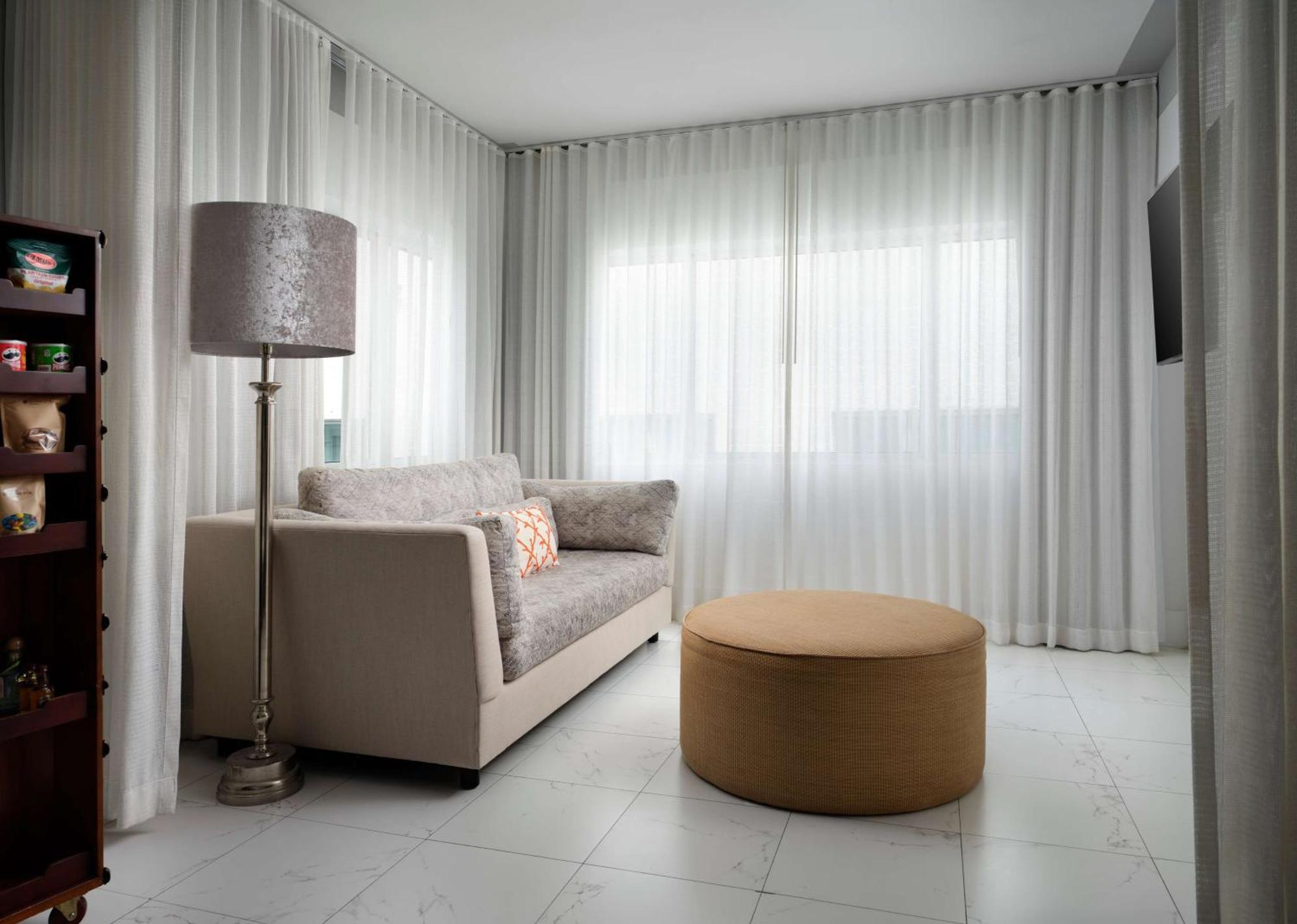 Nautilus Sonesta Маямі-Біч Екстер'єр фото A living room with curtains