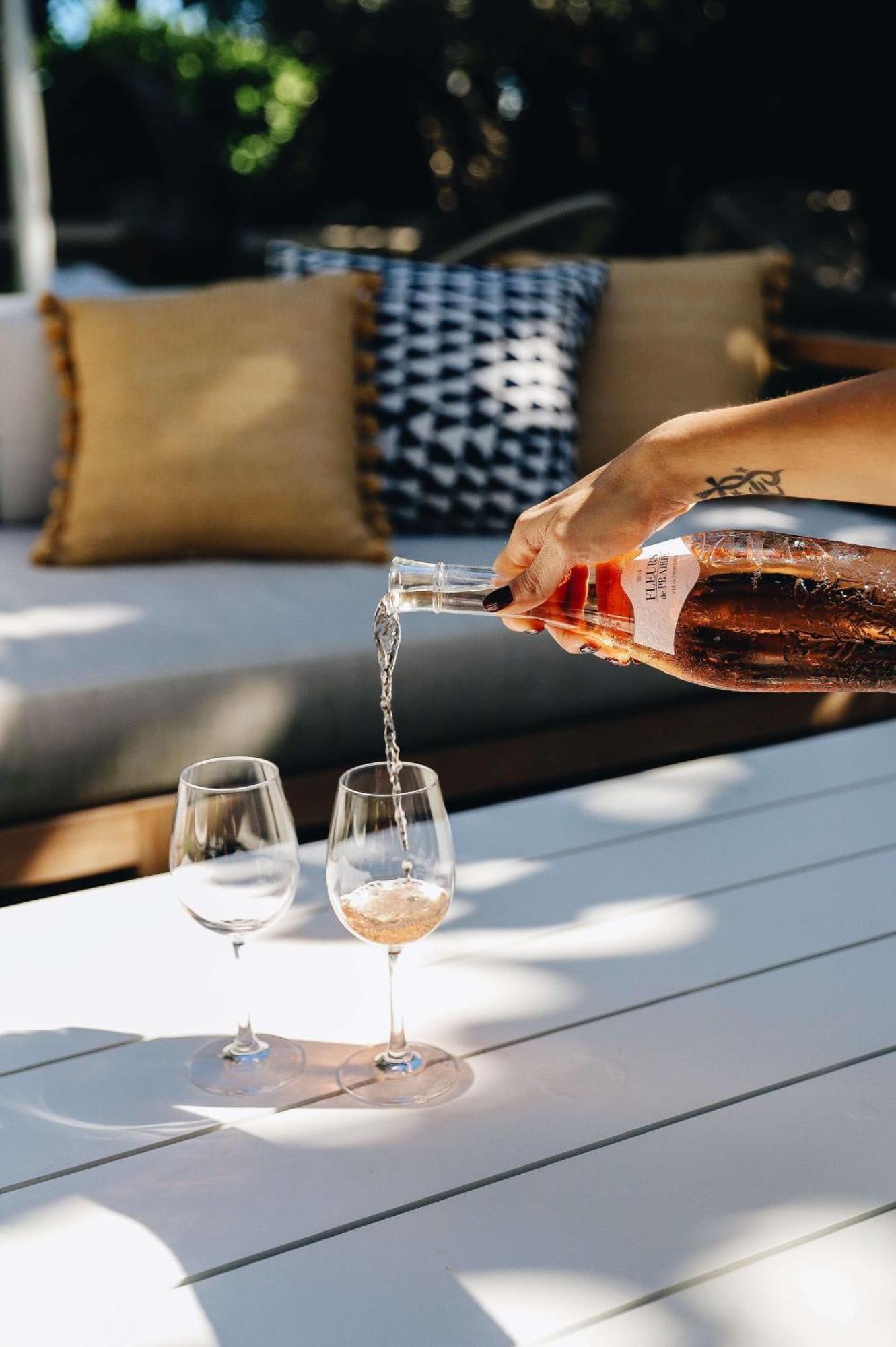 Nautilus Sonesta Маямі-Біч Екстер'єр фото Wine being poured